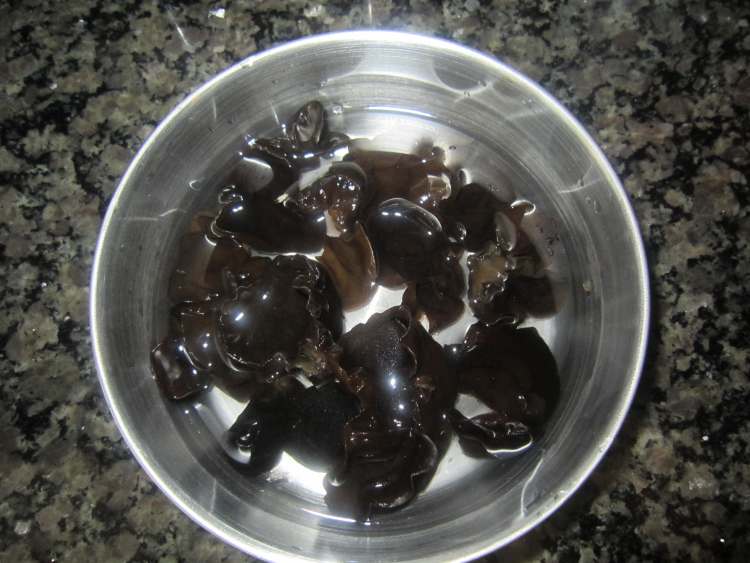 木耳炒生菜步骤2