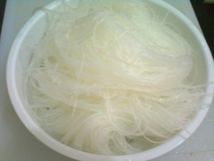 鸡蛋生菜炒粉丝步骤1