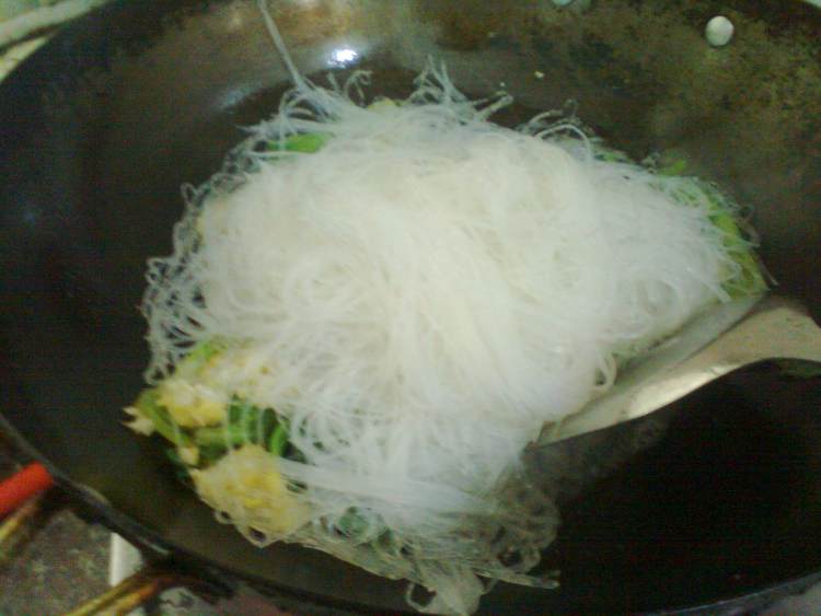 鸡蛋生菜炒粉丝步骤6