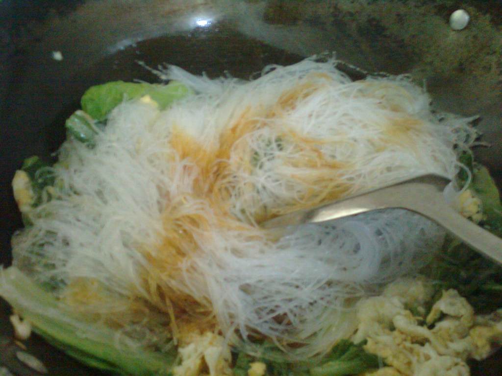 鸡蛋生菜炒粉丝步骤7
