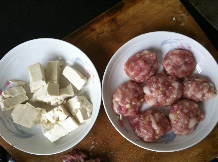生菜豆腐肉丸汤步骤2