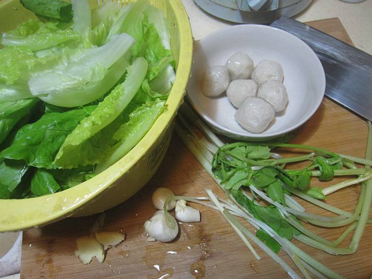 鱼丸煮生菜步骤1