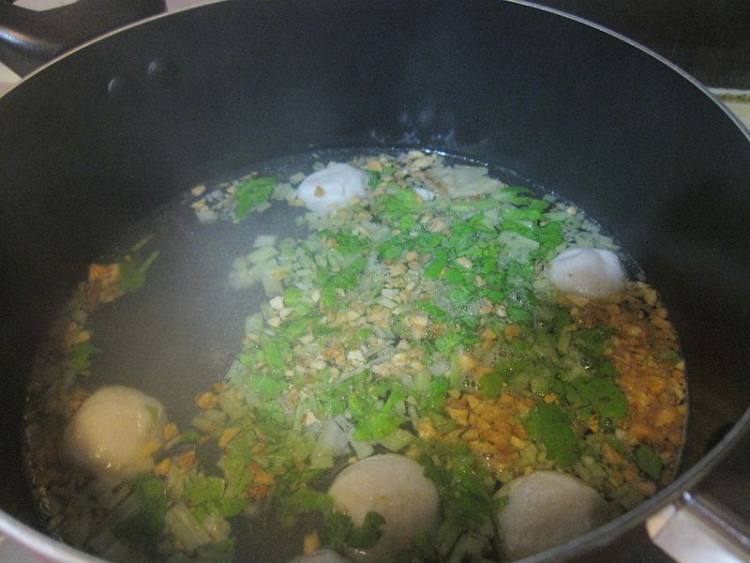 鱼丸煮生菜步骤5
