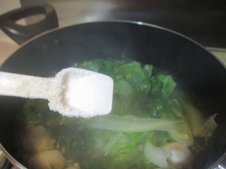 鱼丸煮生菜步骤7