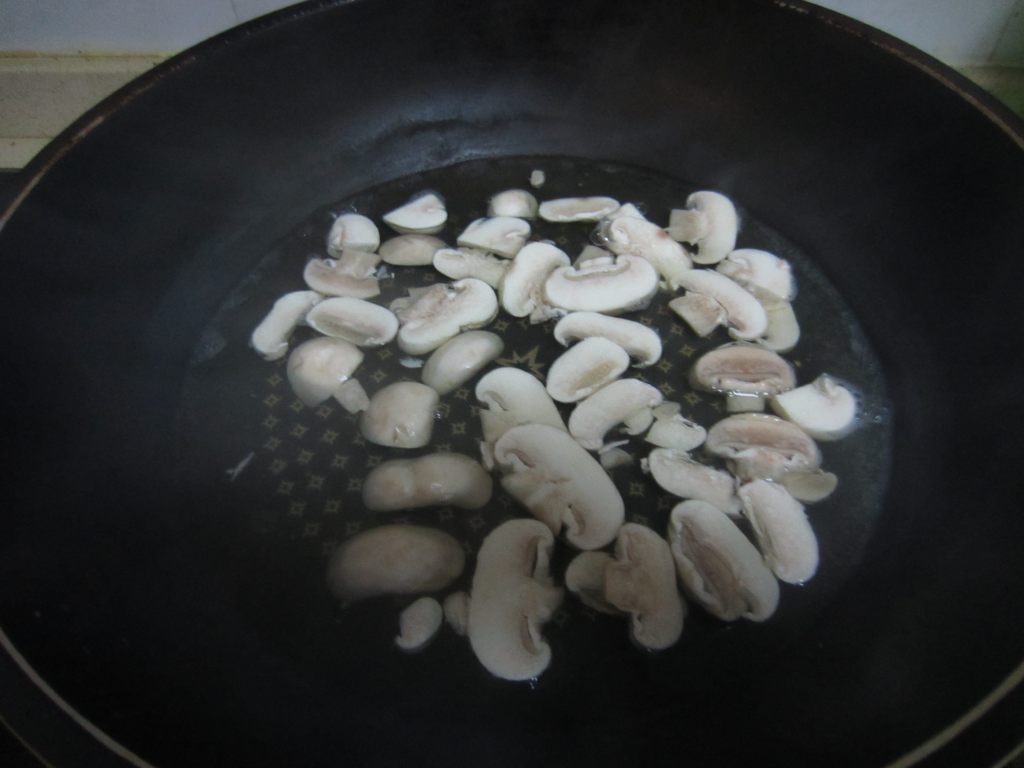 生菜蘑菇汤步骤3
