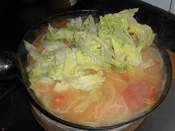 西红柿生菜汤面步骤14