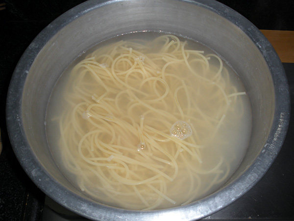 蚝油生菜煮意面步骤2