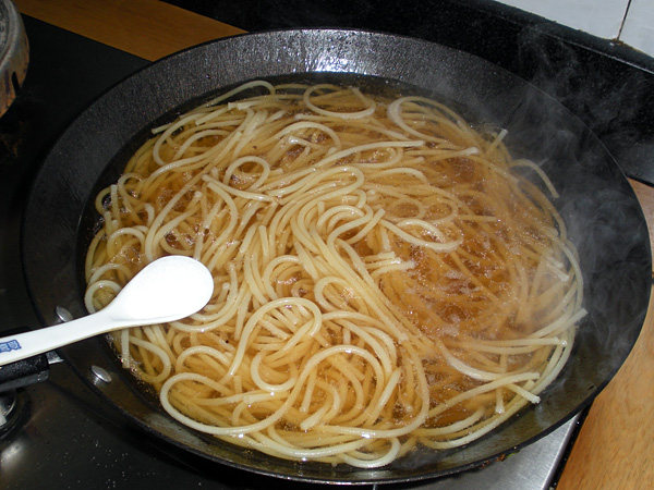 蚝油生菜煮意面步骤12