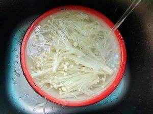 生菜拌金针菇步骤1