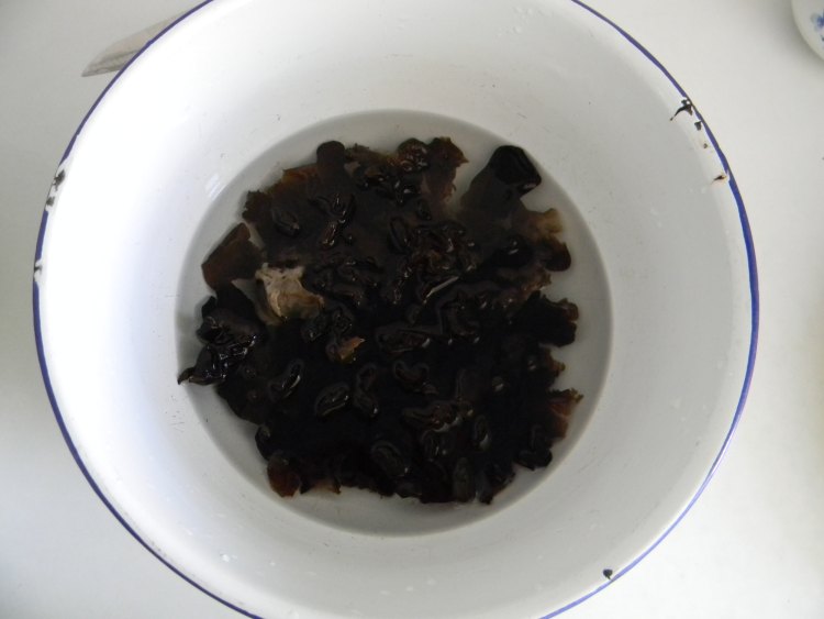 番茄调木耳步骤1