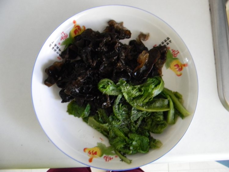 番茄调木耳步骤8