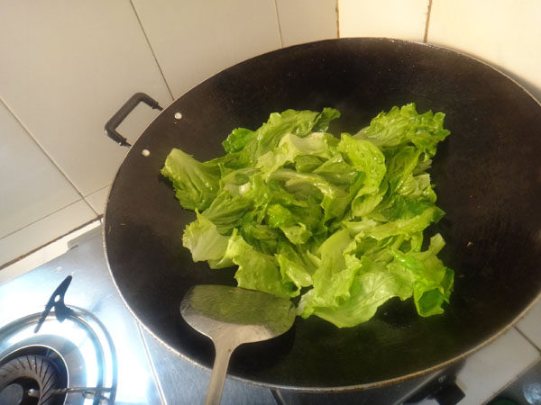 鳞鱼碎炒生菜步骤3