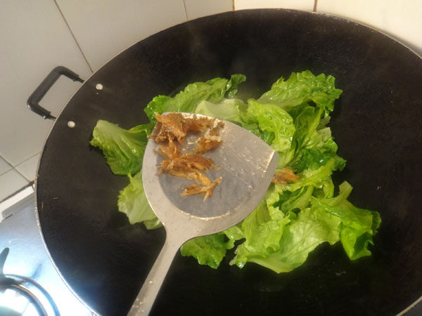 鳞鱼碎炒生菜步骤4