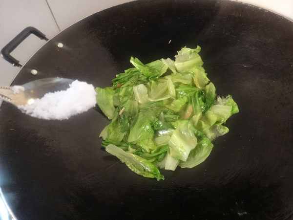 鳞鱼碎炒生菜步骤5