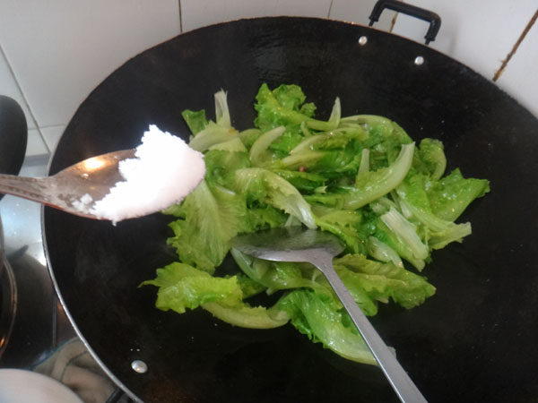 卤牛肉炒生菜步骤4