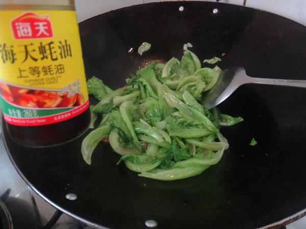 卤牛肉炒生菜步骤5