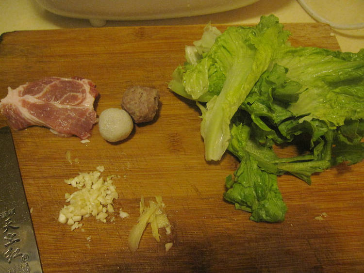 肉丸肉片烩生菜步骤1