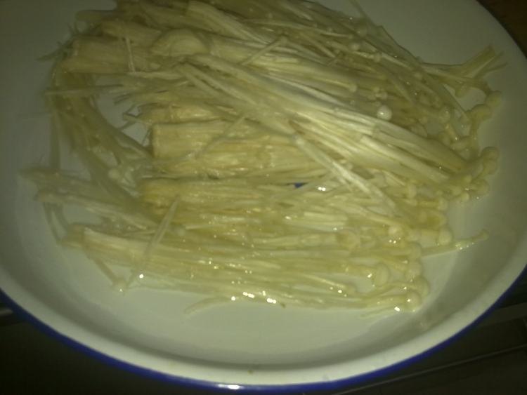 金针菇拌生菜丝步骤1