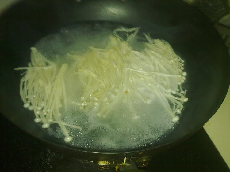 金针菇拌生菜丝步骤3
