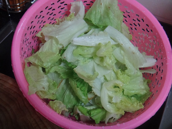 黄豆酱炒生菜步骤1