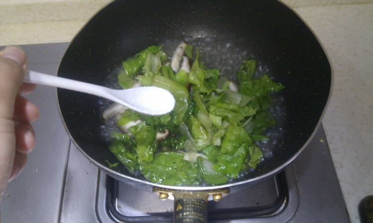 生菜炒香菇步骤7