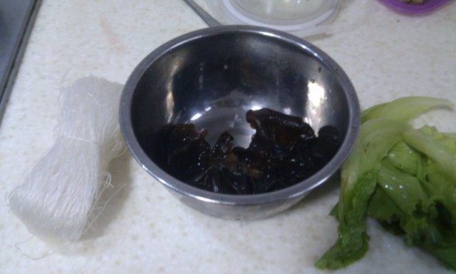 生菜木耳粉丝汤步骤1