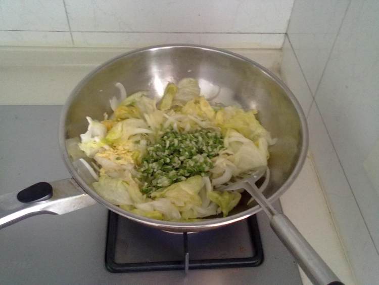 槐花蔬菜炒饼步骤7