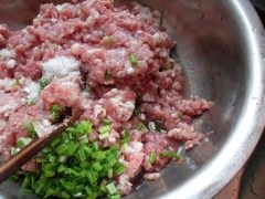狮子头生菜汤步骤1