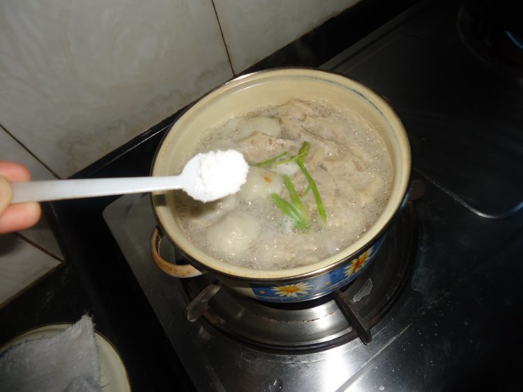 鱼蛋肉饼粿条汤步骤7