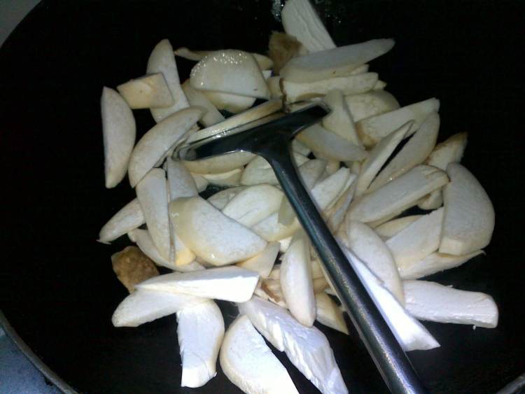鲜贝露生菜鸡腿菇步骤2