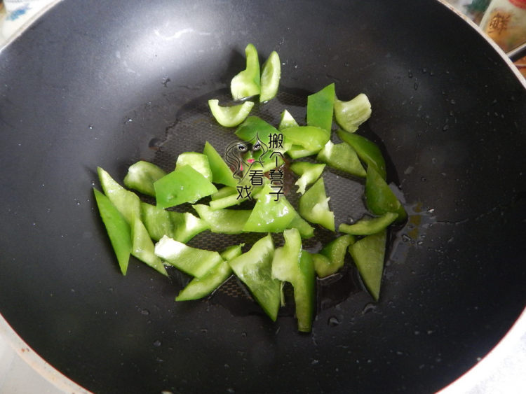 青椒炒山药片步骤3