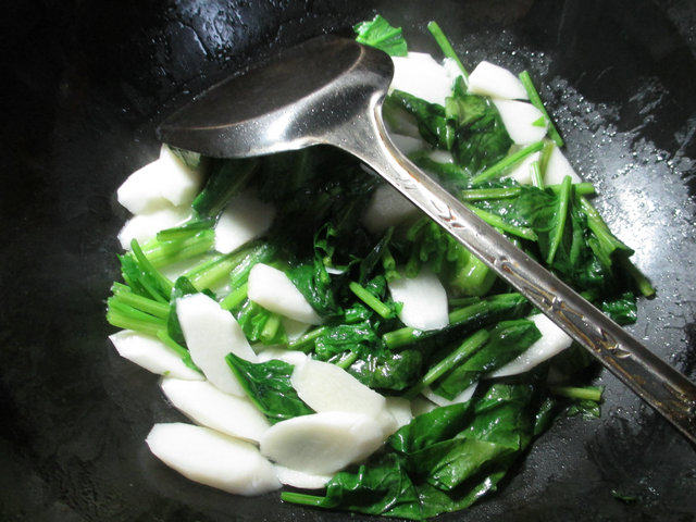 菠菜炒山药步骤5