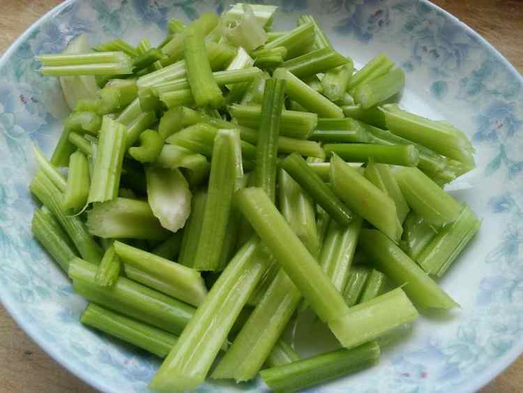 清炒芹菜山药步骤2