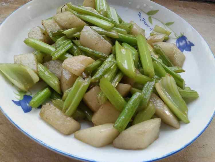 清炒芹菜山药步骤7