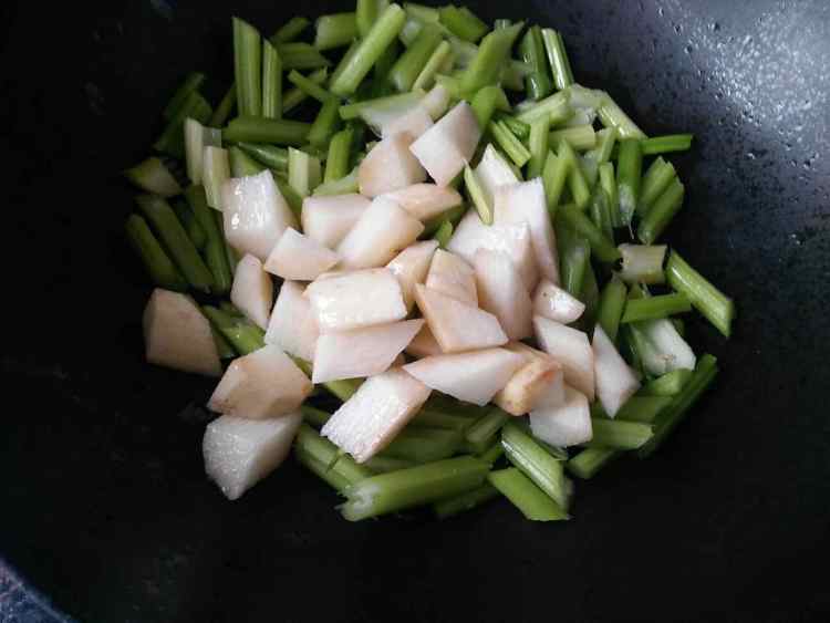 清炒芹菜山药步骤6