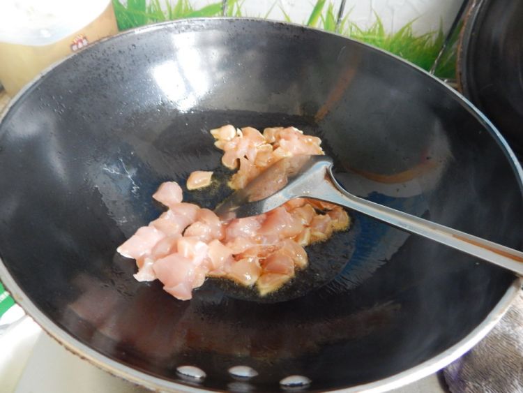 土豆炒鸡丁步骤3