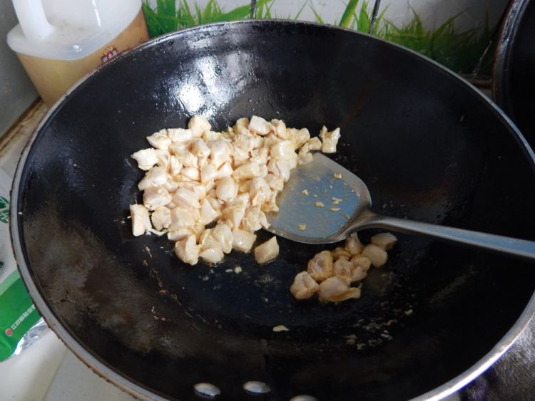 土豆炒鸡丁步骤4