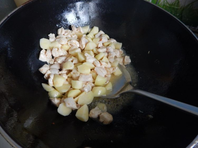 土豆炒鸡丁步骤6