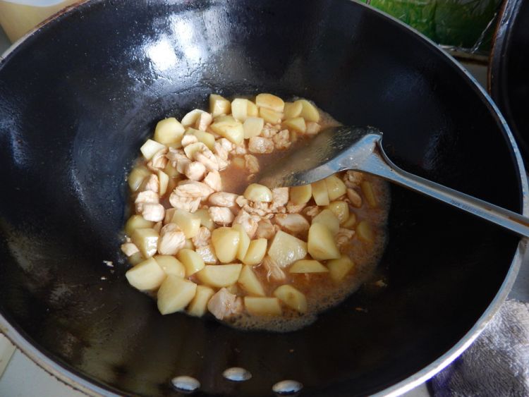 土豆炒鸡丁步骤8