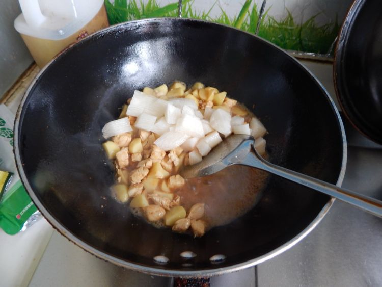 土豆炒鸡丁步骤9