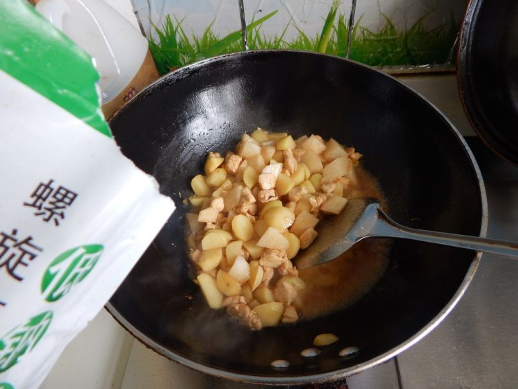 土豆炒鸡丁步骤11