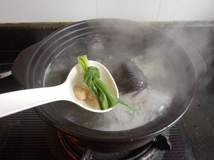 乌鸡山药砂锅煲步骤6