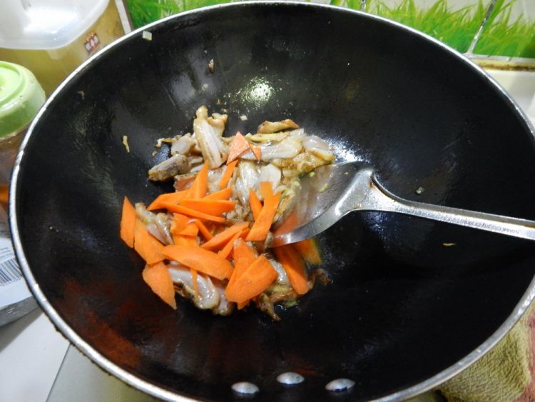 山药胡萝卜炒鸡排步骤7