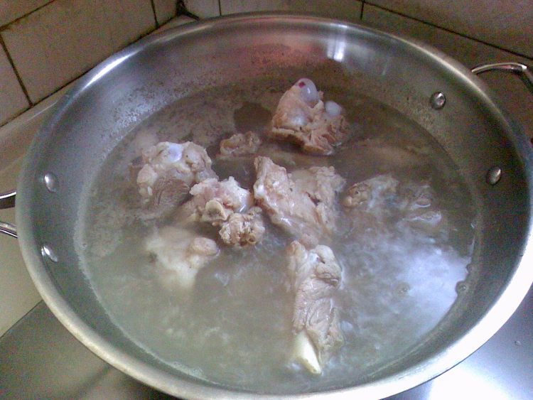 竹荪山药排骨汤步骤2