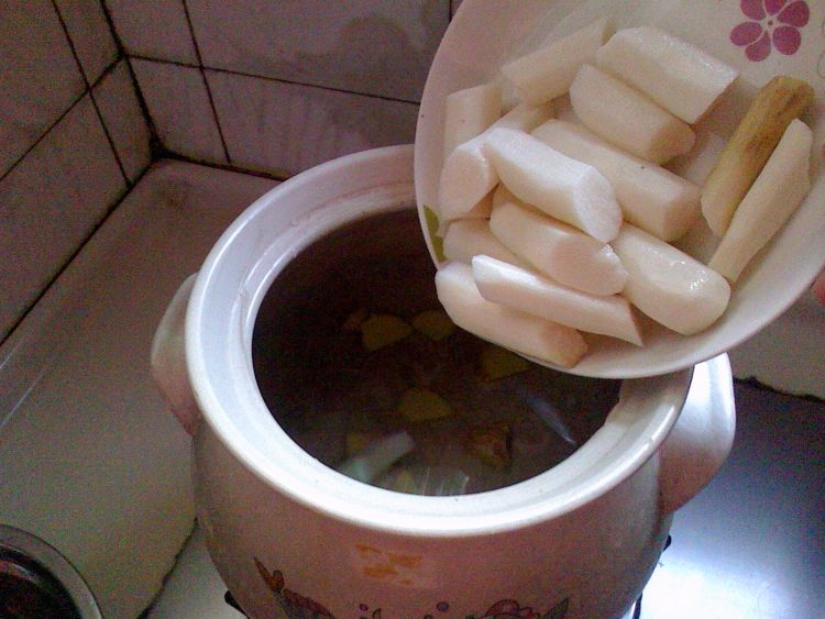 竹荪山药排骨汤步骤3