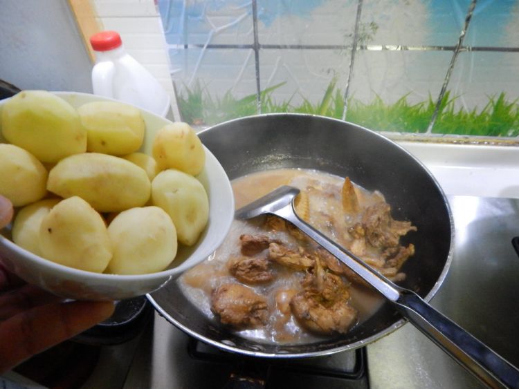 小土豆烧鸡块步骤12