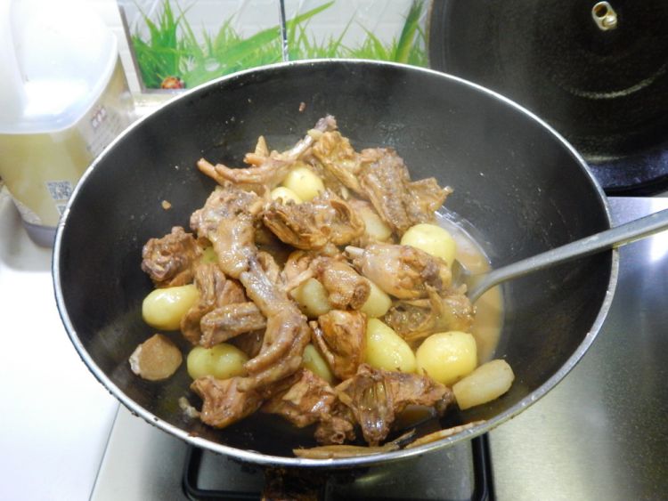 小土豆烧鸡块步骤14