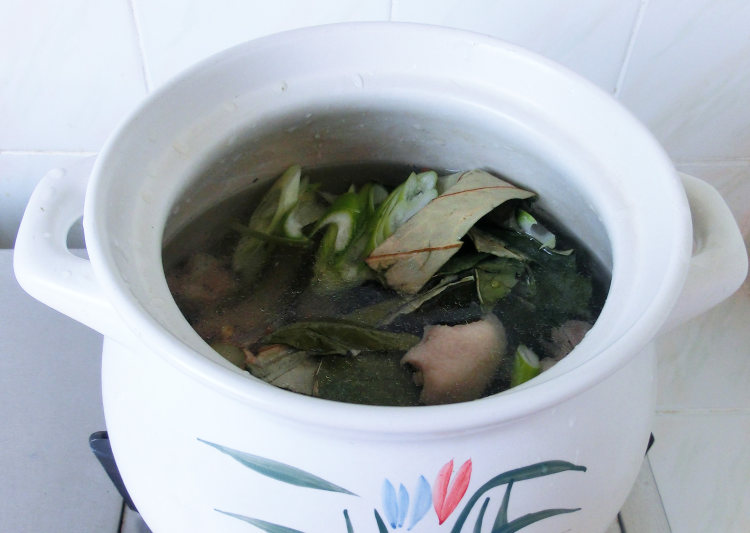 莲叶山药老鸭汤步骤5