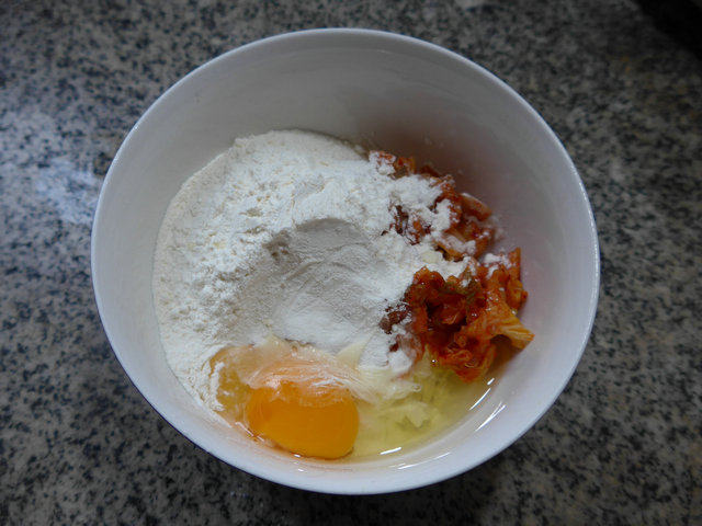 鸡蛋泡菜山药饼步骤4