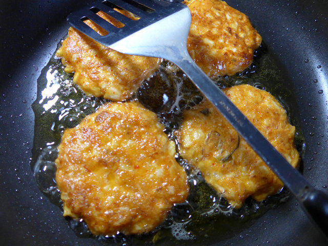 鸡蛋泡菜山药饼步骤8